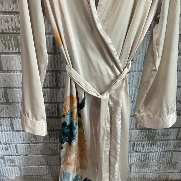 Champagne Satin Robe with Floral Pattern and side slits M/L - Picture 5 of 7
